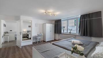 2 室のベッドルーム、デスク、アイロン / アイロン台、WiFi