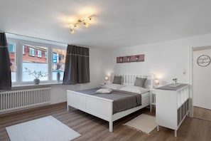 2 habitaciones, escritorio, tabla de planchar con plancha y wifi 