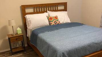 2 Schlafzimmer, Schreibtisch, Bügeleisen/Bügelbrett, Reisekinderbett