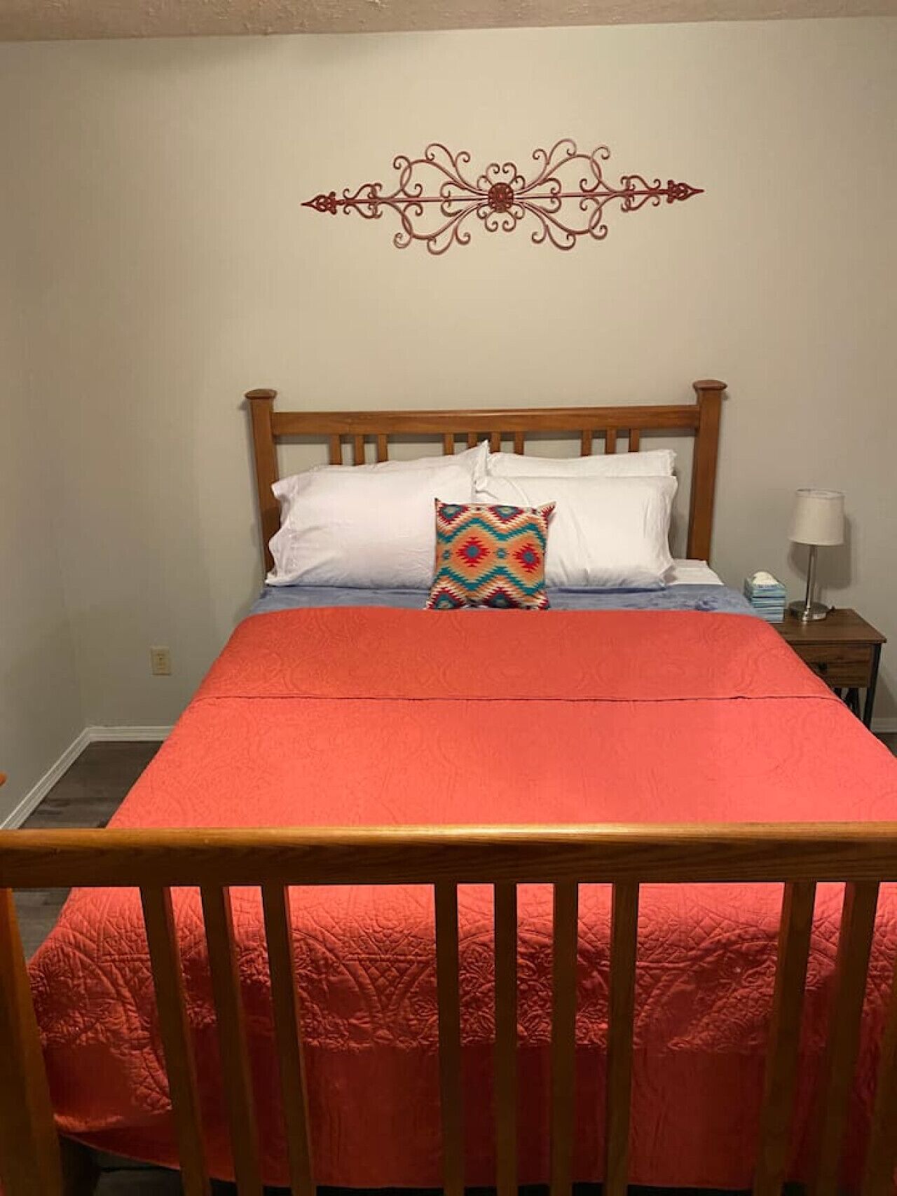 2 chambres, bureau, fer et planche à repasser, lit de bébé portatif