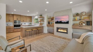 House, Multiple Beds (Pro Staff - Unit 7) | Living area