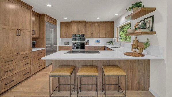 House, Multiple Beds (Pro Staff - Unit 7) | Private kitchen