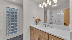 House, Multiple Beds (Pro Staff - Unit 7) | Bathroom - Pro Staff - Unit 7 (Bend)