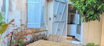 Studio between sea, scrubland and African reserve