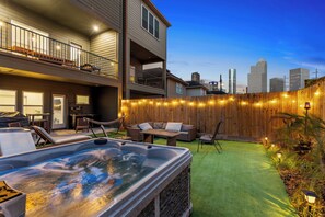 Terrace/patio - Stylish 4BR Home Near Downtown/ Montrose - Hot Tub +Games+ BBQ grills+ wine bar (Houston)