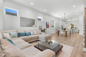 Smart TV - Stylish 4BR Home Near Downtown/ Montrose - Hot Tub +Games+ BBQ grills+ wine bar (Houston)