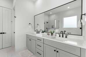 Douche, sèche-cheveux, serviettes fournies, savon