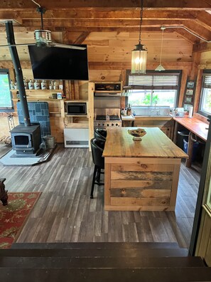 Private kitchen - Sugar Brook “Off Grid” Glamping (Saint Johnsbury)