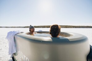 Bañera de hidromasaje al aire libre