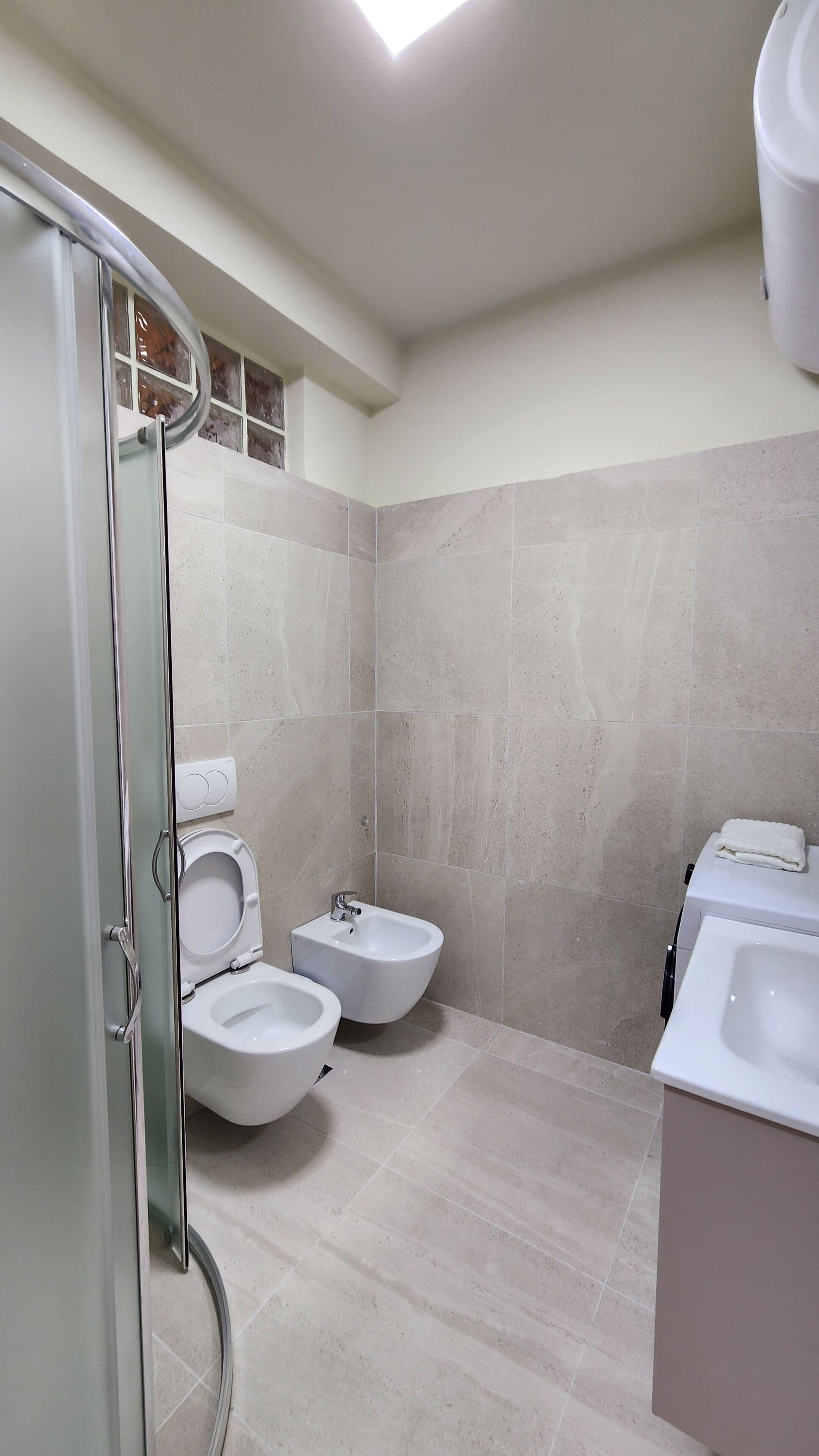 Douche, sèche-cheveux, bidet, serviettes fournies