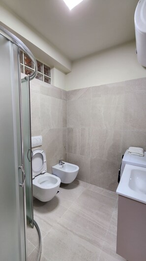 Shower, hair dryer, bidet, towels - Central/1 Bedroom/New/FullKitchen/WorkSpace (Durazzo)