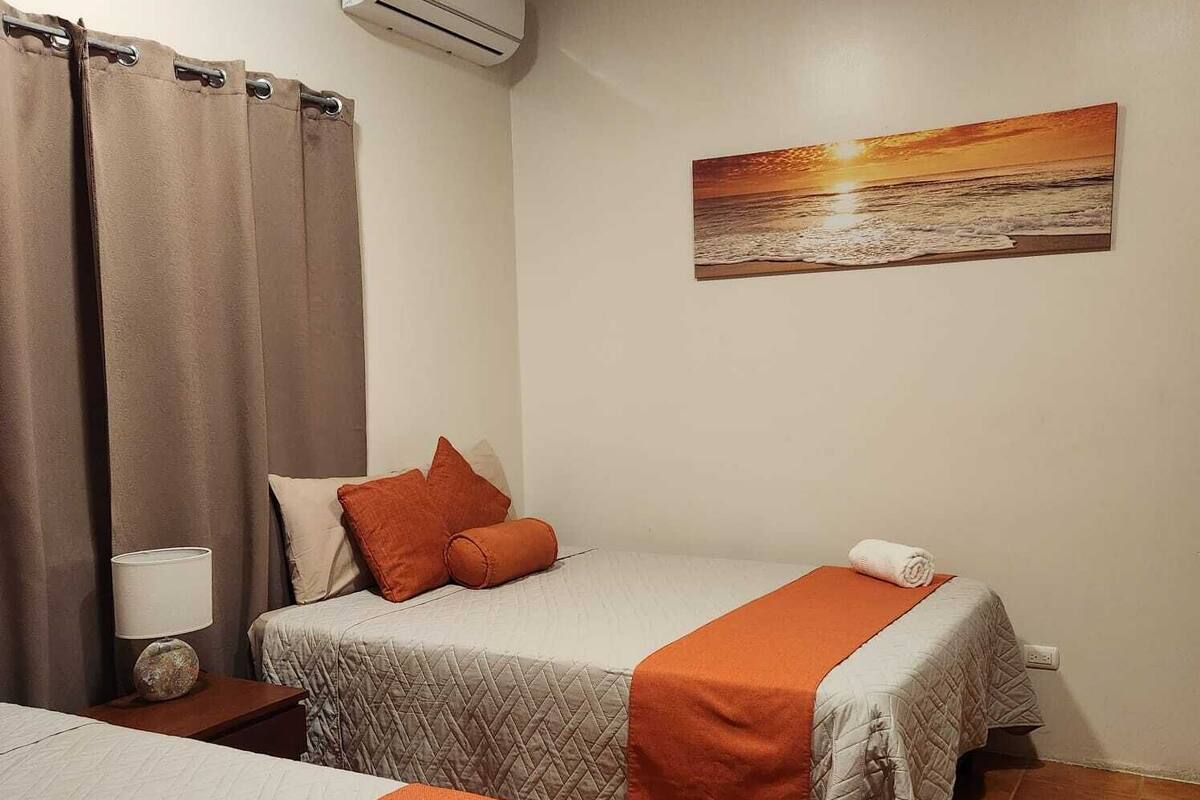Comfort vierpersoonskamer, 2 queensize bedden, terras | Verduisterende gordijnen, een strijkplank/strijkijzer, gratis wifi