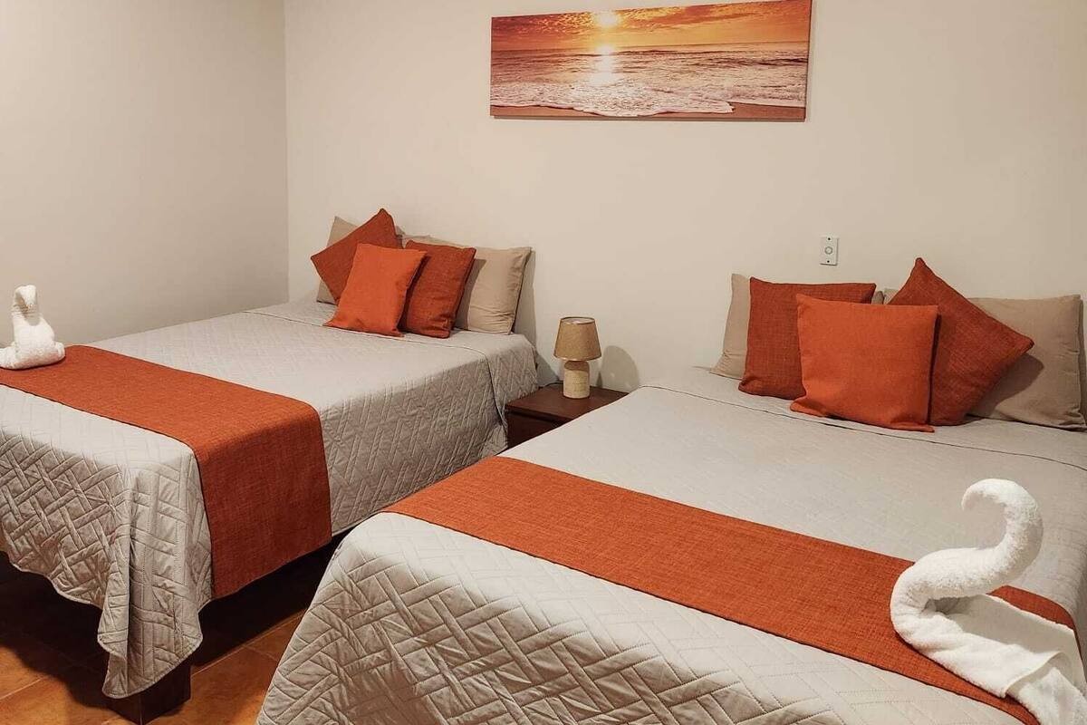 Comfort vierpersoonskamer, 2 queensize bedden | Verduisterende gordijnen, een strijkplank/strijkijzer, gratis wifi
