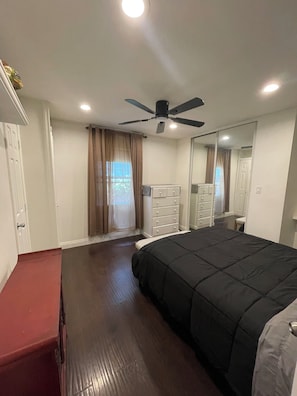 2 chambres, fer et planche à repasser, accès au Wi-Fi (inclus)
