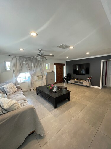 Charming 2-bedroom house, 1.7miles from Manhattan beach pier with WiFi, AC