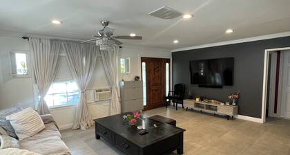 Charming 2-bedroom house, 1.7miles from Manhattan beach pier with WiFi, AC