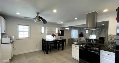 Charming 2-bedroom house, 1.7miles from Manhattan beach pier with WiFi, AC