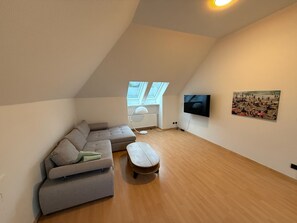 TV - Cozy vacation apartment on the edge of the forest - ideal for nature lovers & families (Bark)