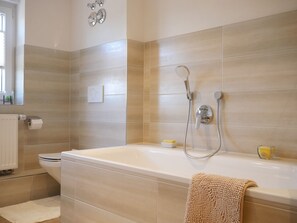 Shower, hair dryer, towels - Apartment 'Kirschblüte' (Achern)