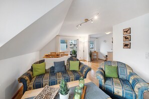 TV, DVD player, stereo - Apartment 'Bergblick' with Balcony and Wi-Fi (Biederbach)