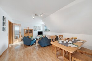 Dining - Apartment 'Bergblick' with Balcony and Wi-Fi (Biederbach)
