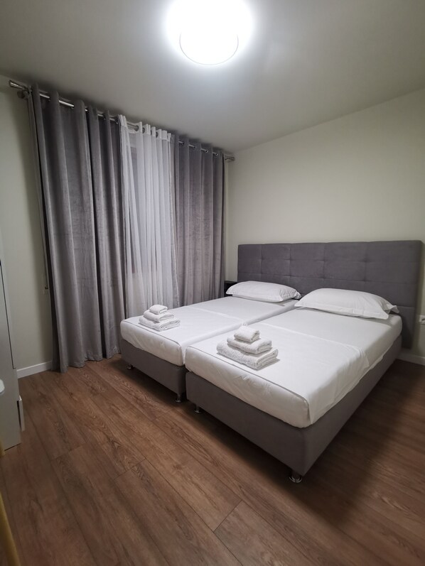 2 slaapkamers, een bureau, een strijkplank/strijkijzer, gratis wifi