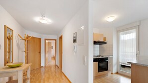 Una cocina moderna con estufa, horno y ventana.