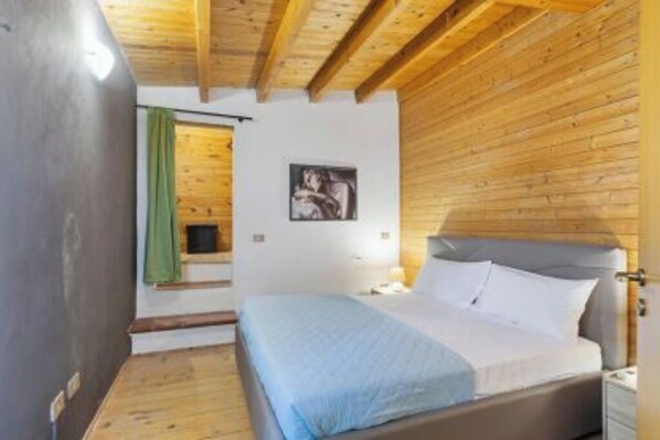 2 chambres, bureau, fer et planche à repasser, lit parapluie