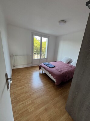 Iron/ironing board, travel cot, free WiFi, bed sheets