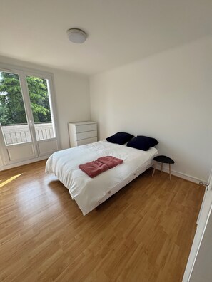 Iron/ironing board, travel cot, free WiFi, bed sheets