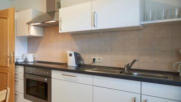 Refrigerador, horno, placa de cocina, lavavajillas