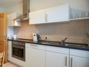 Fridge, oven, stovetop, dishwasher