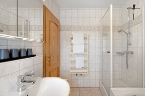 Ducha, secador de pelo y toallas
