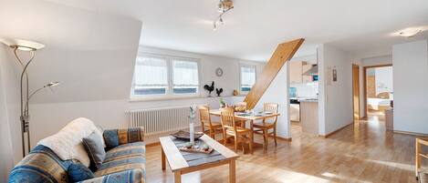 Een televisie, een dvd-speler en een stereo