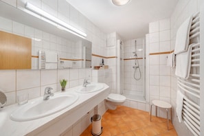 Douche, séchoir à cheveux, serviettes fournies