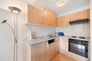 Jääkaappi, uuni, liesi, astianpesukone