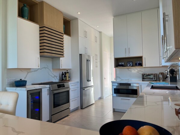 Micro-ondes, four, plaque de cuisson, lave-vaisselle