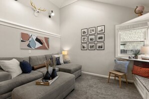 TV, fireplace - Tulsa Expo~Firepit~ Midtown Home (Tulsa)