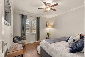 2 bedrooms, iron/ironing board, WiFi - Tulsa Expo~Firepit~ Midtown Home (Tulsa)