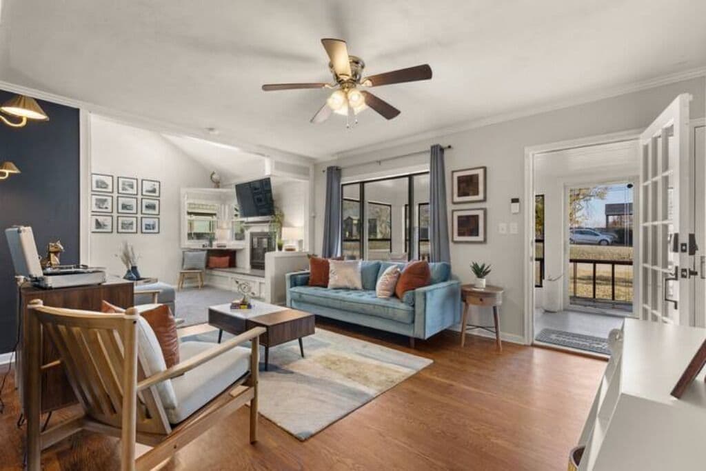 Televisión y chimenea 