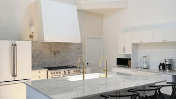 Mikrobølgeovn, ovn, kokeplater og oppvaskmaskin