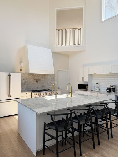 10-Acre BOQ/PEC Estate, Waterfront, 3BR Ensuite & Walk-in, +1BR, Gourmet Kitchen