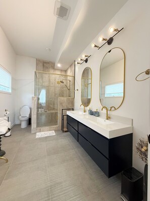 Dusj, hårføner, håndklær og såpe