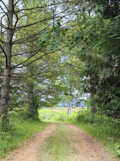 10-Acre BOQ/PEC Estate, Waterfront, 3BR Ensuite & Walk-in, +1BR, Gourmet Kitchen