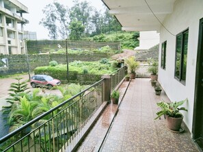 المنطقة المحيطة بالمنشأة