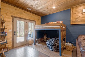 3 bedrooms, desk, iron/ironing board, free WiFi - New Cabin+RockyTop Sports World+Big Spa+Firepit, Rocky Top Sports | Hot Tub | Arcade | Fire Pit (Gatlinburg)