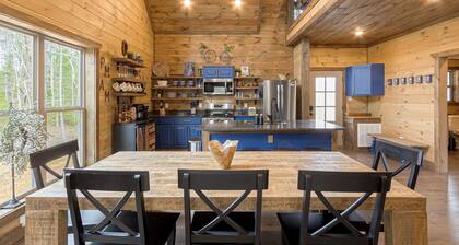 New Cabin + Rocky Top Sports + Big Spa + Firepit + Arcade + Pets + Easy Drive