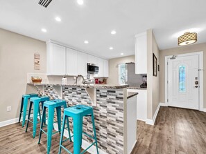 ハウス ベッド (複数台) (Sunset by the Sea) | 専用キッチン | オーブン、トースター、調理器具と食器