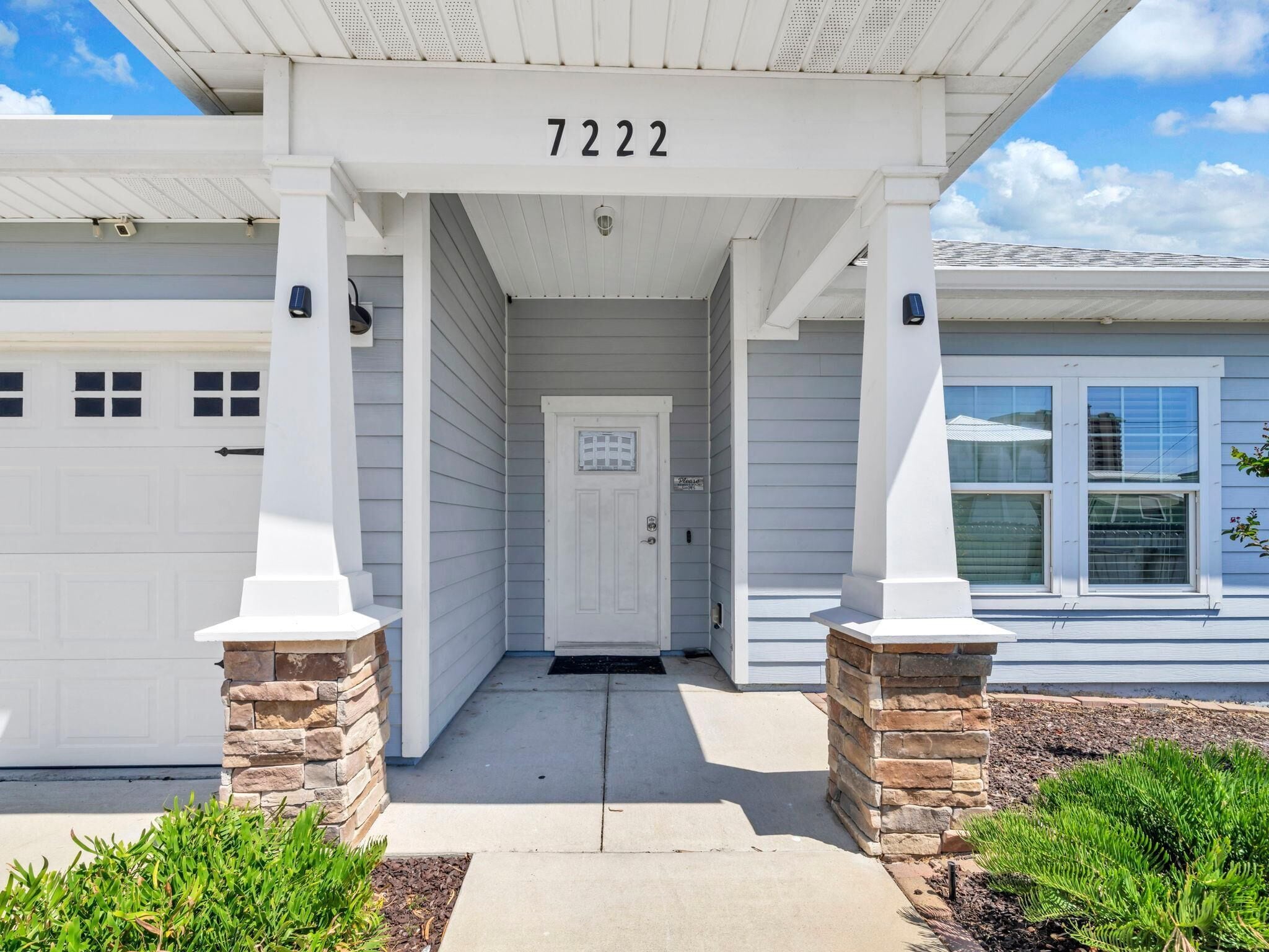 Casa, várias camas (Tropic Like It's Hot) | Detalhe da fachada