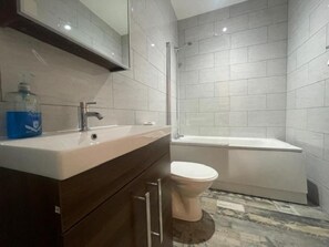 Douche, sèche-cheveux, serviettes fournies, savon